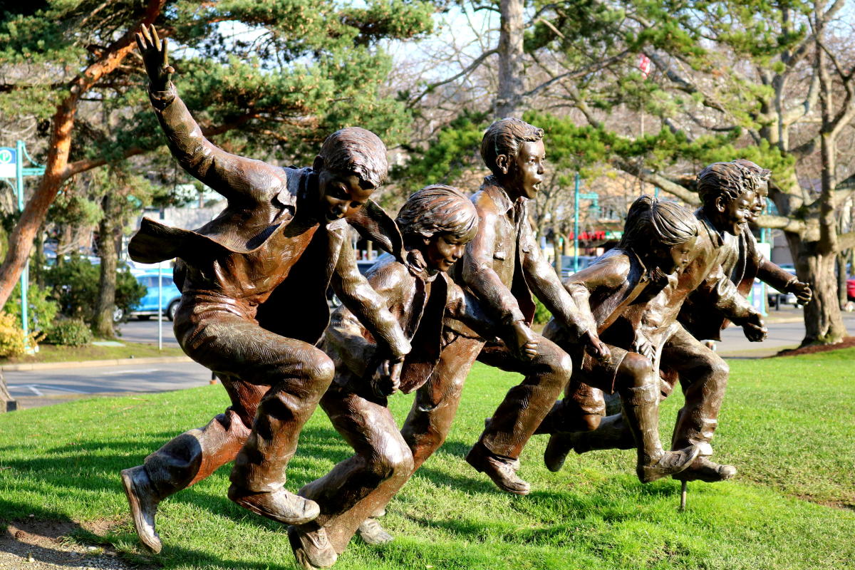 Bronze Sculpture in Marina Park of kids running